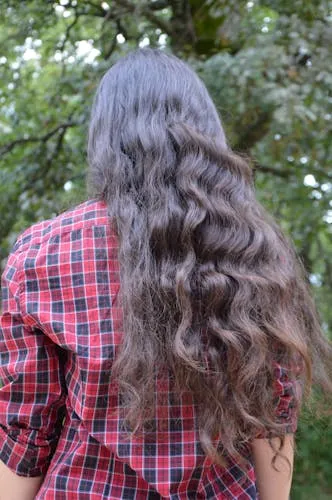 Woman with 2B defined S-waves hair texture