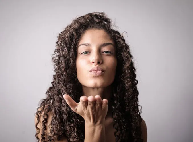 Woman with 3A loose ringlets hair texture