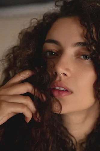 Woman with 3B tight curls hair texture